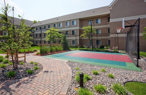 Maple Grove Appartement | Cozy Studio | Free Breakfast. Pool & Gym.