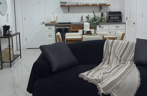 Pembroke Pines Appartement | Cozy studio in home with private parking and entrance in charming Pembroke Pines