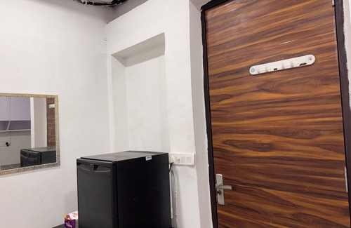 Old Rajinder Nagar Appartement | Cozy studio in tranquil New Delhi with AC