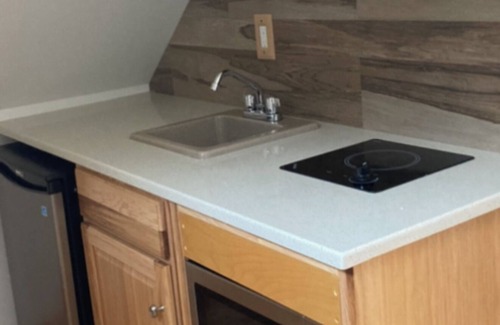 Lake Ronkonkoma Appartement | Cozy studio in enjoyable Lake Ronkonkoma area with AC and parking provided.