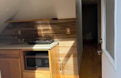 Lake Ronkonkoma Appartement | Cozy studio in enjoyable Lake Ronkonkoma area with AC and parking provided.