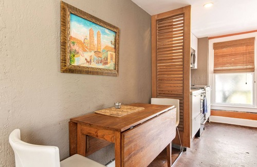 Zilker Maison | Cozy Studio Minutes From Barton springs and Downtown