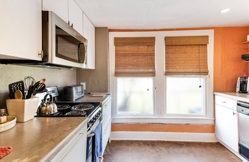 Zilker Maison | Cozy Studio Minutes From Barton springs and Downtown