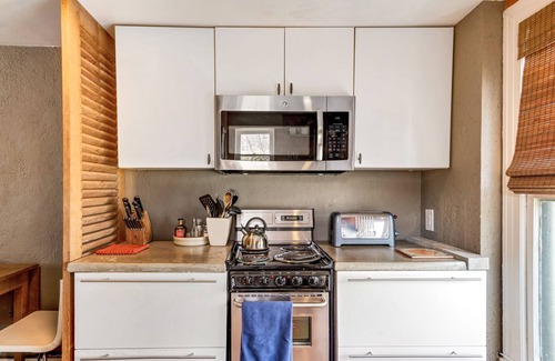 Zilker Maison | Cozy Studio Minutes From Barton springs and Downtown
