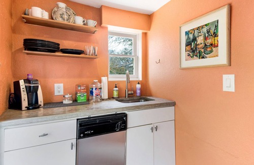 Zilker Maison | Cozy Studio Minutes From Barton springs and Downtown