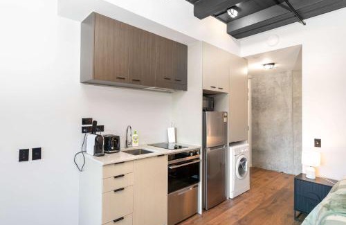 Petone Appartement | Cozy Studio - Private Balcony Bath and Tub
