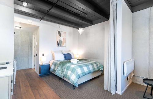 Petone Appartement | Cozy Studio - Private Balcony Bath and Tub