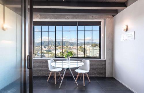 Petone Appartement | Cozy Studio - Private Balcony Bath and Tub