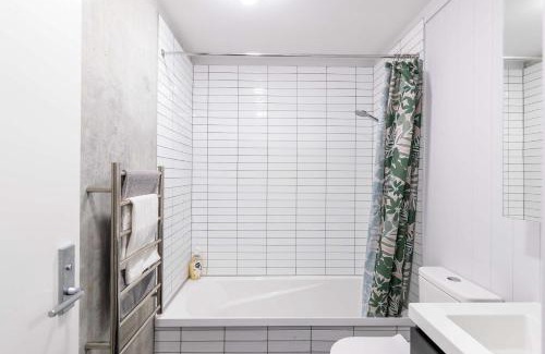 Petone Appartement | Cozy Studio - Private Balcony Bath and Tub