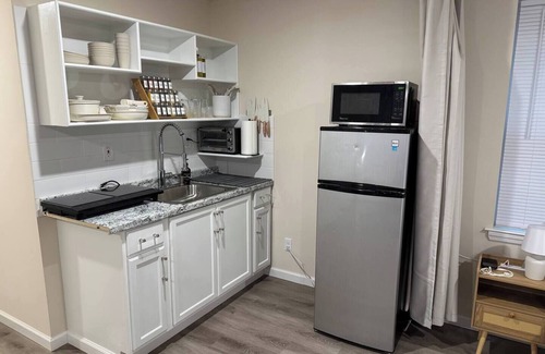 Ampere Appartement | Cozy Studio w/Queen + Laundry