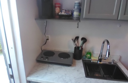 Lutz Appartement | Cozy studio with AC and WiFi in charming Lutz.