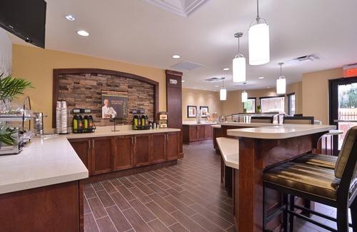 Tomball Copropriété | Cozy Suite in Tomball | Business Center On-Site + Free Breakfast!