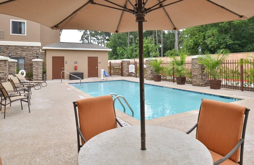 Tomball Copropriété | Cozy Suite in Tomball | Business Center On-Site + Free Breakfast!