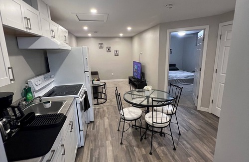 Regina Maison | Cozy Suite – Private Entrance, Fast Wi‑Fi & Smart TV – Family & Pet‑Friendly