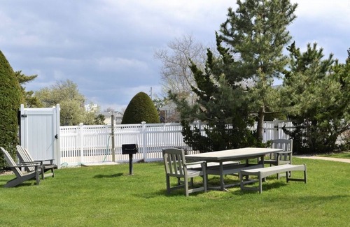 Avon Copropriété | Cozy Summer get-away, steps to the Beach! Central in-ground pool and picnic area