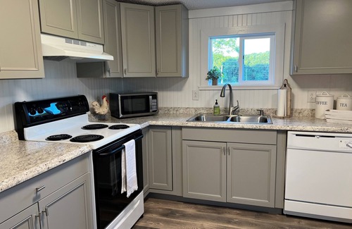 Plummers Landing Maison | Cozy Sunset Cottage on the family farm near Cave Run Lake and Morehead State