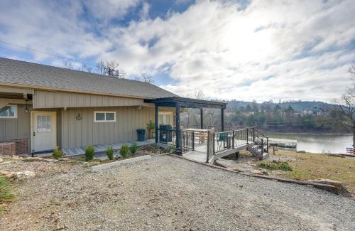 Cape Fair Maison | Cozy Table Rock Lake Boathouse with Pool Access
