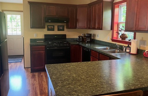 Castleton-on-Hudson Maison | Cozy Tiki Bar House. 10 minutes to downtown Albany!