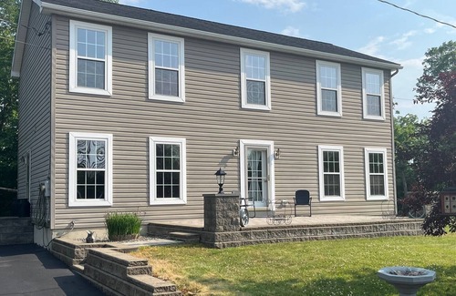Castleton-on-Hudson Maison | Cozy Tiki Bar House. 10 minutes to downtown Albany!