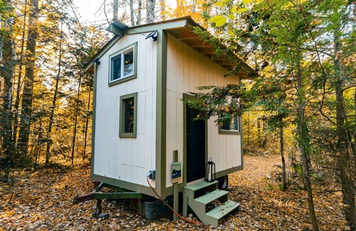 Center Conway Cottage | Cozy tiny house glamping In the white mountains!