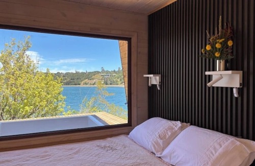 Calbuco Cabine | Cozy TinyHouse in Patagonia Costa with hot tub by the Sea