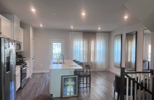 College Park Maison | Cozy townhome private master bedroom in serene Chillum with AC, WiFi,