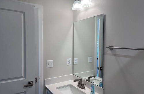 College Park Maison | Cozy townhome private master bedroom in serene Chillum with AC, WiFi,