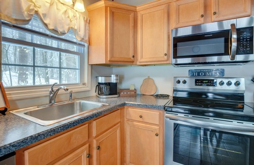Tuftonboro Maison | Cozy Tuftonboro Home w/ Deck - Walk to Beaches!