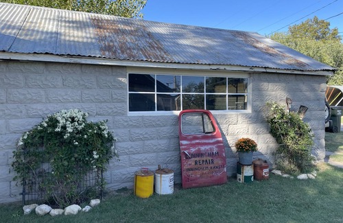 Cunningham Maison | Cozy up at Foxtrot Inn! Immaculate! Outdoor Grain Bin BBQ area! Dog friendly!