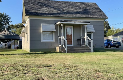 Cunningham Maison | Cozy up at Foxtrot Inn! Immaculate! Outdoor Grain Bin BBQ area! Dog friendly!