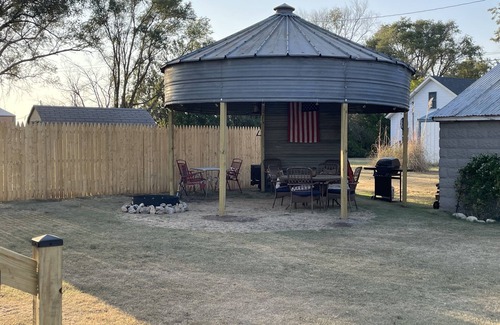 Cunningham Maison | Cozy up at Foxtrot Inn! Immaculate! Outdoor Grain Bin BBQ area! Dog friendly!