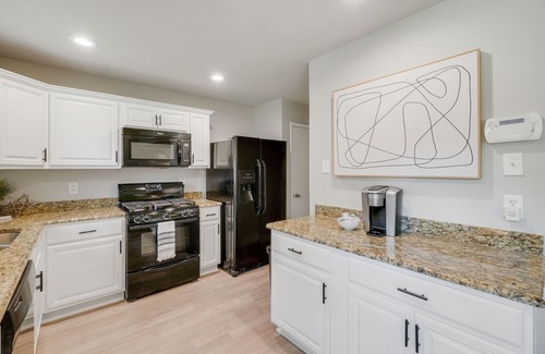 Park Central Maison | Cozy Updated Home, A+ Location, 2 King Suites!