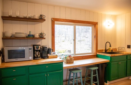 Fitzwilliam Cabine | Cozy Updated Log Cabin with Mountain Views close to Monadnock