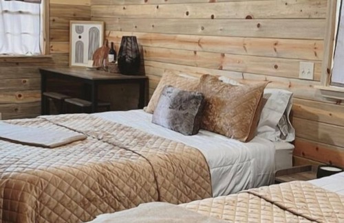 Forks Cabine | Cozy + Upscale Cabin in the Woods-2 Queen Beds
