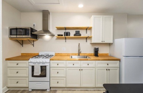 Merion Village Appartement | Cozy Urban Studio Getaway!