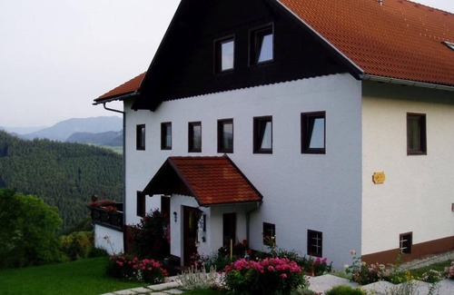 Waidhofen An Der Ybbs Appartement | Cozy vacation apartment with balcony and stunning views