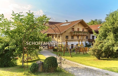 Arnbruck Appartement | Cozy vacation apartment (70sqm) on the 1st floor with private balcony and exposed roof trusses