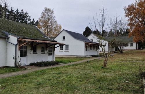 Gristow Maison | Cozy vacation bungalow for 2 with double bed