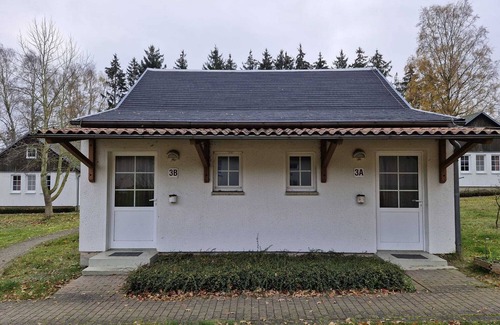Gristow Maison | Cozy vacation bungalow for 2 with double bed