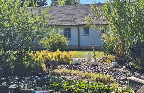 Gristow Maison | Cozy vacation bungalow for 2 with double bed