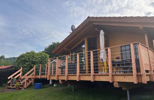 Lauenfoerde Maison | Cozy vacation home with terrace, located directly on a fishing lake.