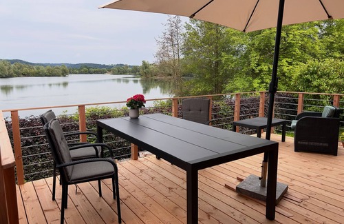 Lauenfoerde Maison | Cozy vacation home with terrace, located directly on a fishing lake.
