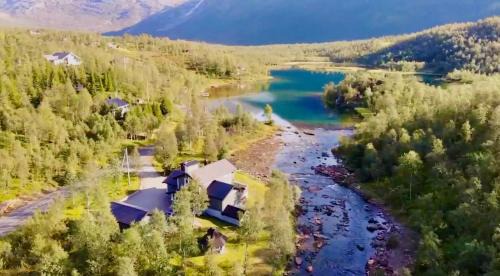 Narvik Maison | Cozy Valley Retreat by River, Lake and Muntains