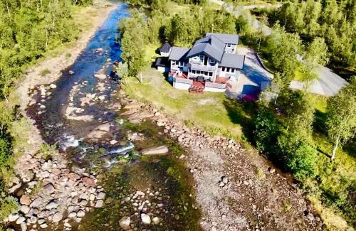 Narvik Maison | Cozy Valley Retreat by River, Lake and Muntains