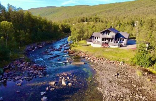Narvik Maison | Cozy Valley Retreat by River, Lake and Muntains