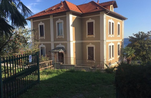 Bee Villa | villa confortable avec vue imprenable sur le lac Majeur