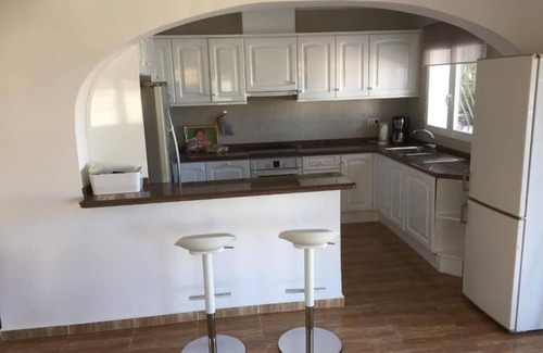 Pedreguer Villa | Villa confortable avec piscine privée, vue sur la vallée, la mer et montagnes.