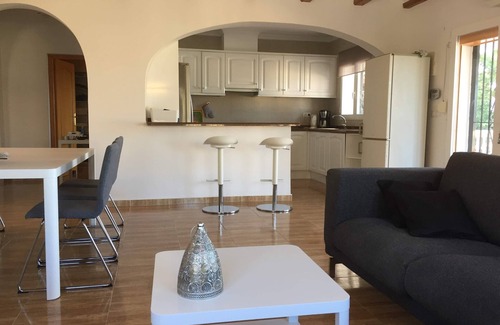 Pedreguer Villa | Villa confortable avec piscine privée, vue sur la vallée, la mer et montagnes.