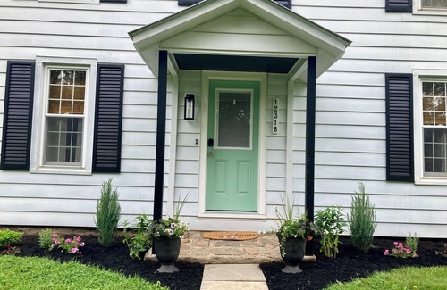 Cocolamus Maison | Cozy Vintage farmhouse in walking distance to Faylor Lake disc golf park.