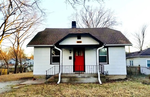 South Kansas City Maison | Cozy Waldo Hideaway - King sized bed with fenced in backyard